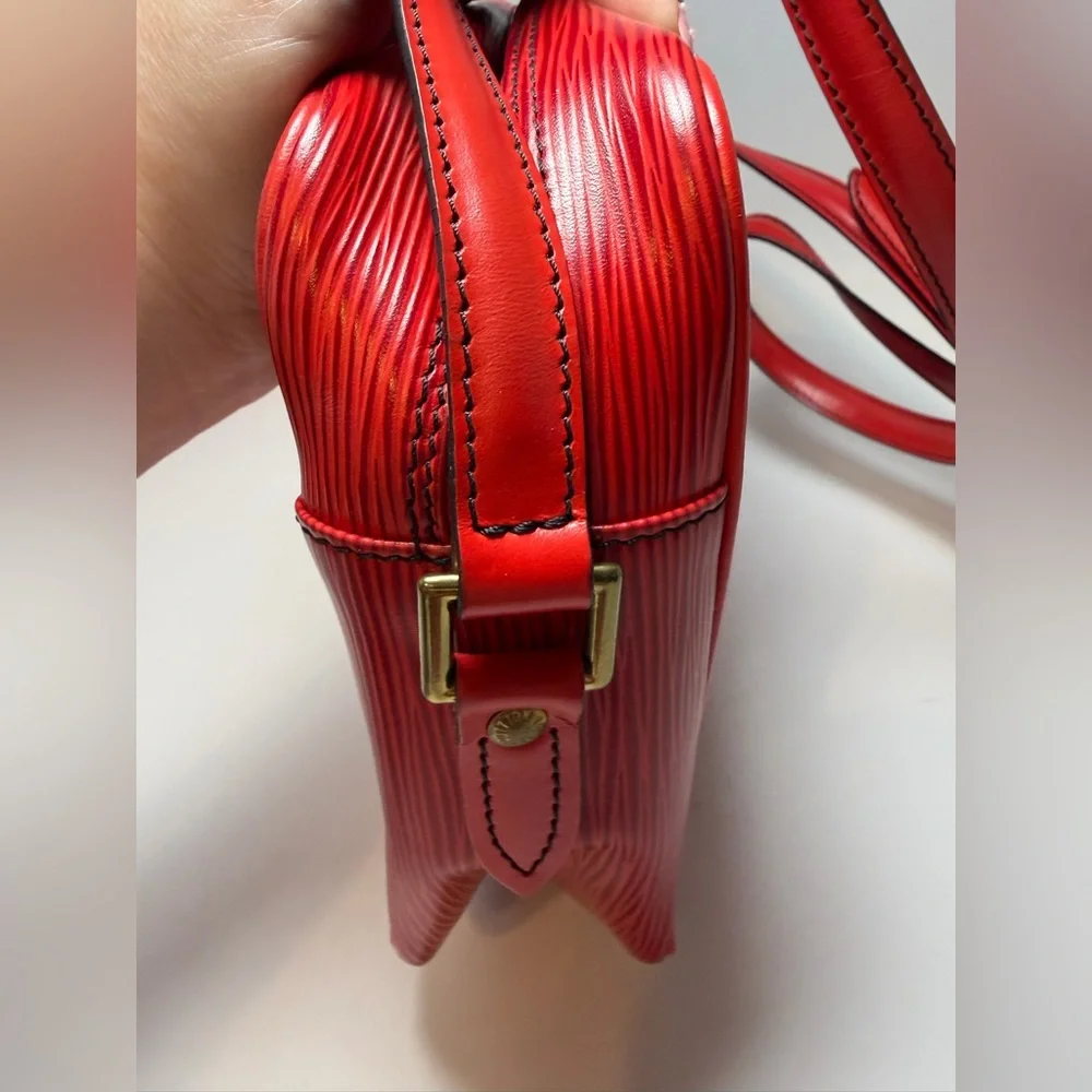 Louis Vuitton Trocadero 27 Red Epi Leather Crossbody Unisex